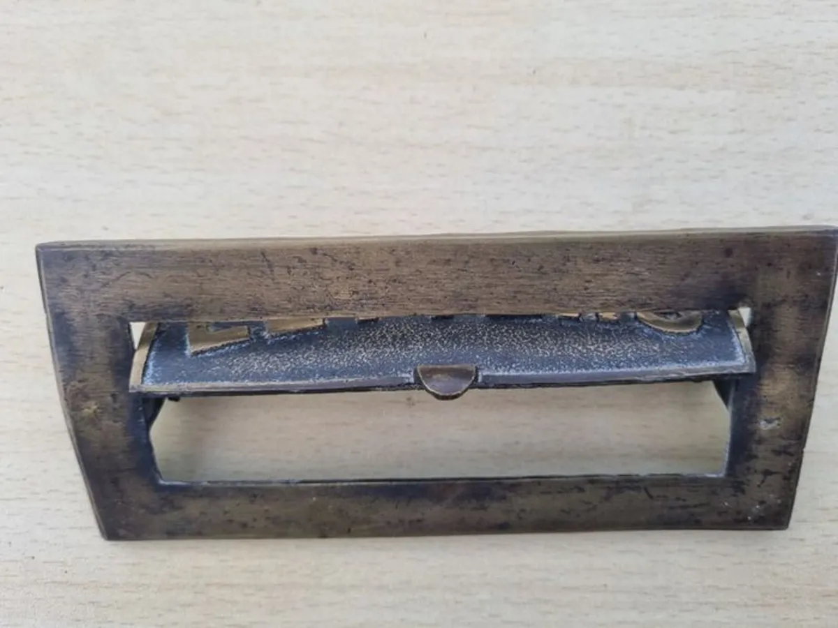 Antique brass letter plate - Image 2