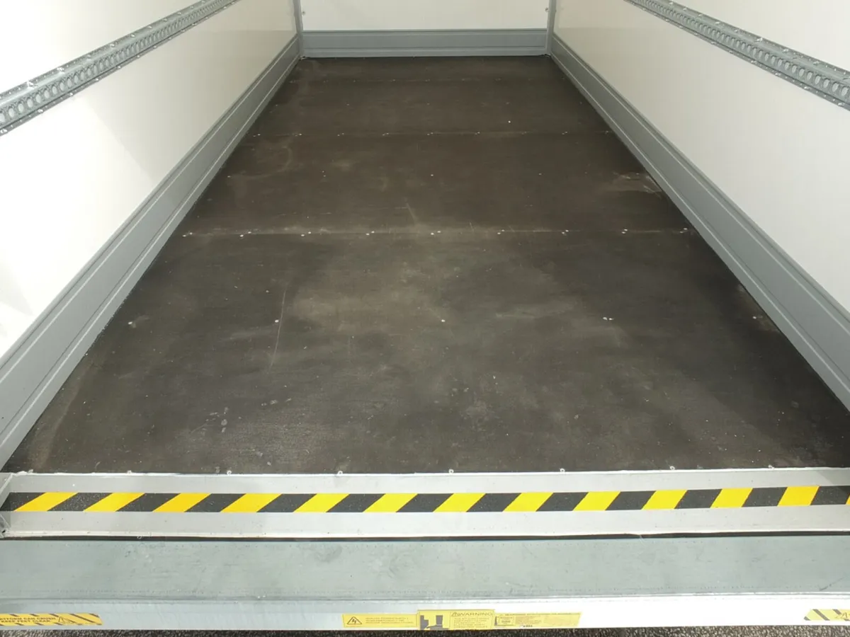 2023 Mercedes-Benz Sprinter Luton Box Van - Image 3