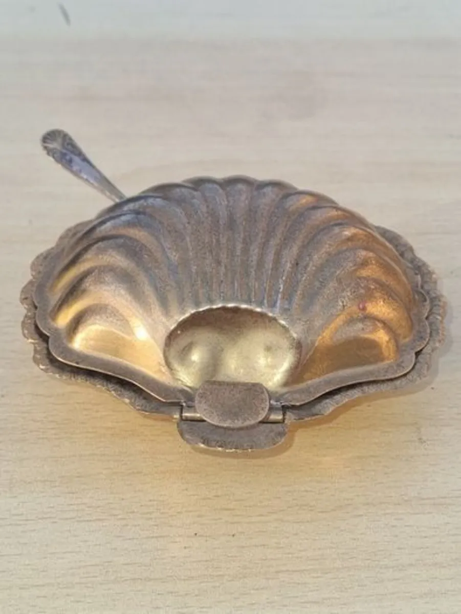 Vintage shell-shaped platter for serving butter - Image 2