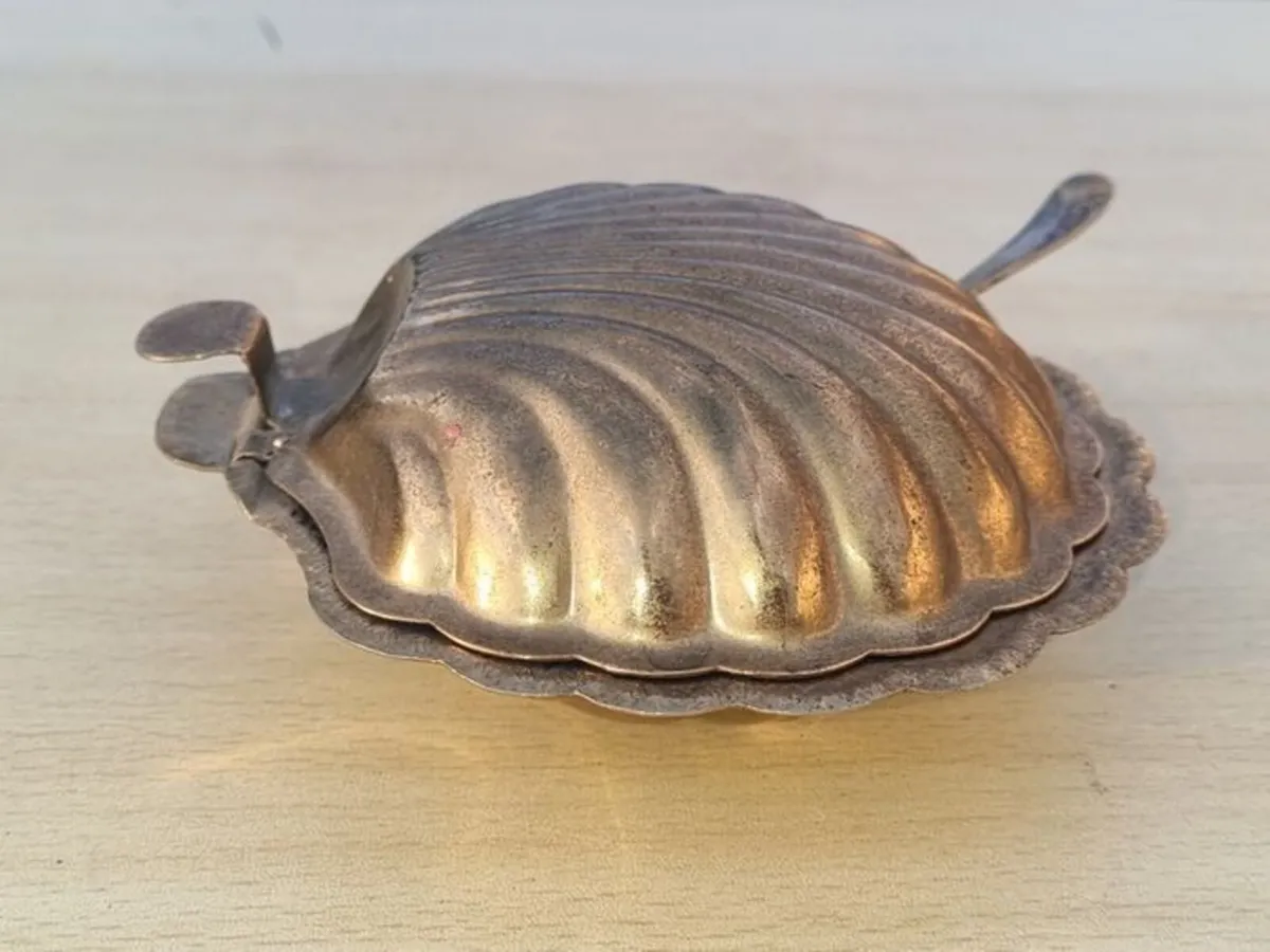 Vintage shell-shaped platter for serving butter - Image 3