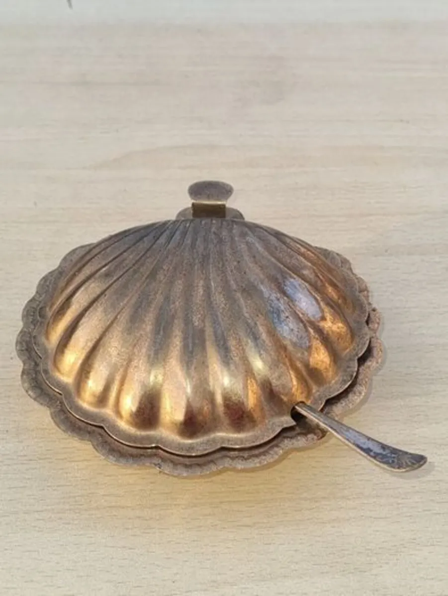 Vintage shell-shaped platter for serving butter - Image 1