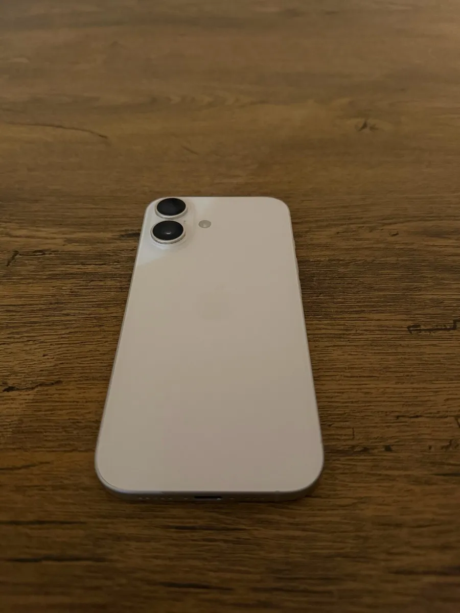 iPhone 16 - Image 4