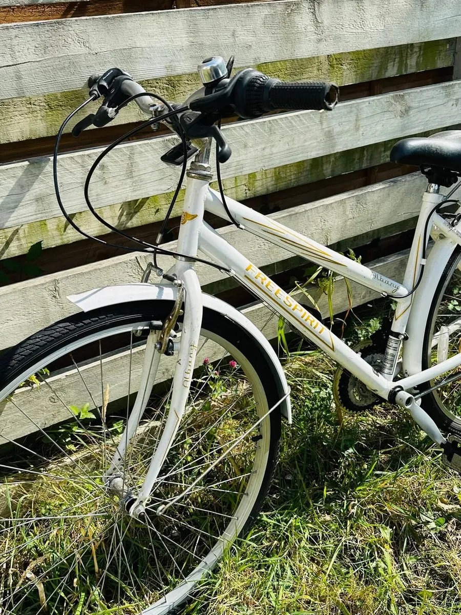 White “Free Spirit” Bicycle – Excellent Condition - Image 2