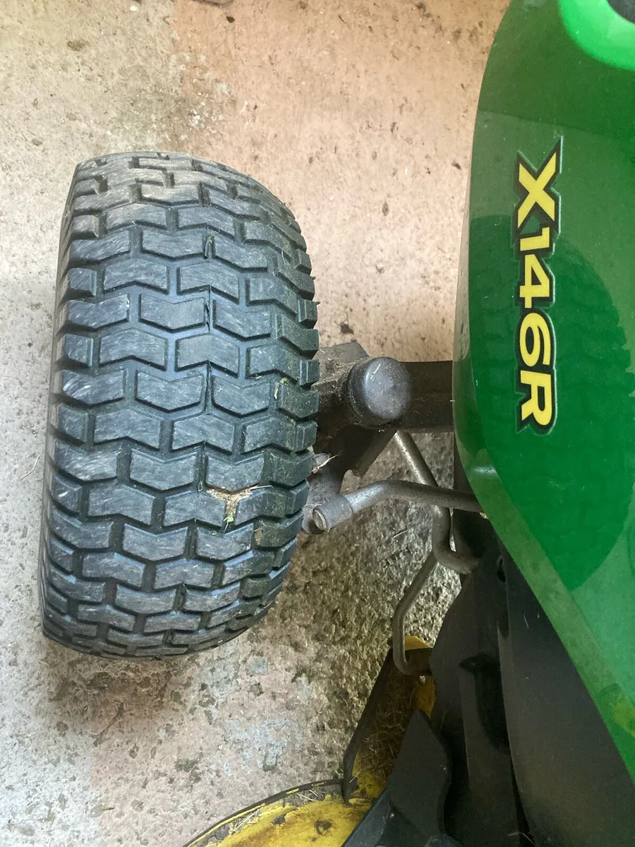 John Deere X146R ride on lawnmower - Image 2
