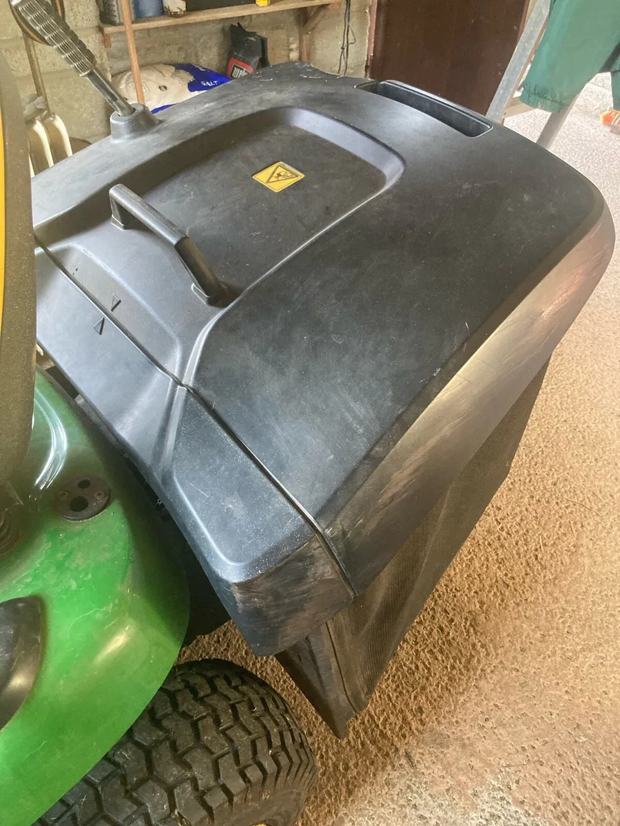 John Deere X146R ride on lawnmower - Image 4