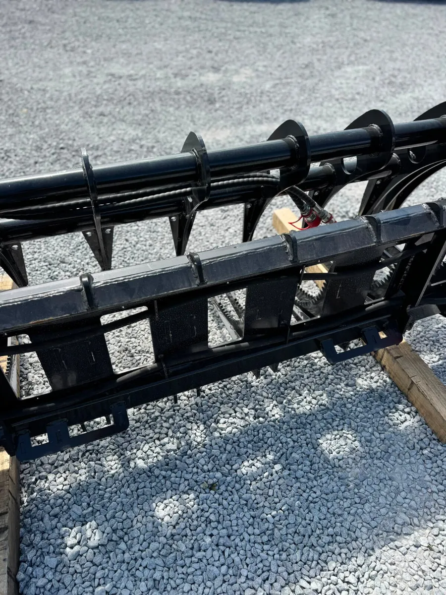 NEW SKID STEER HYDRAULIC ROOT GRAPPLE - Image 2