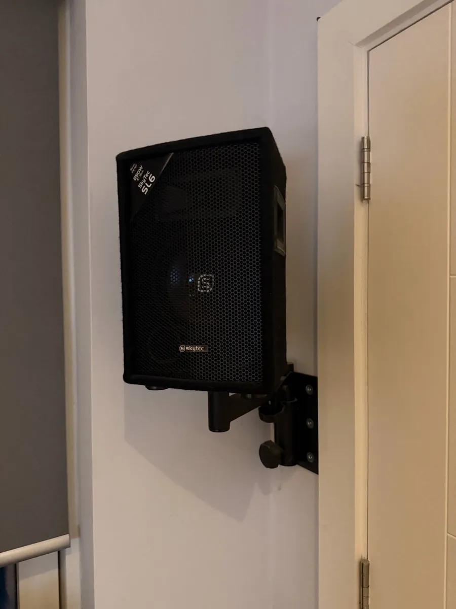 Skytec SL6 250W PA Speaker with wall bracket - Image 1