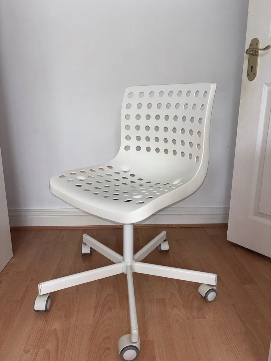 White Swivel Desk Chair - Image 1