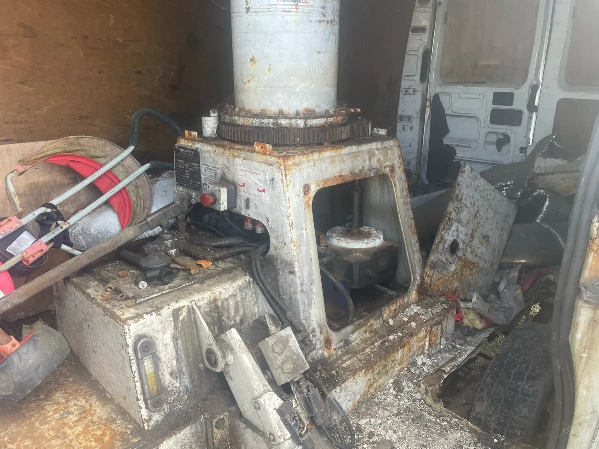 Van and hoist - Image 3
