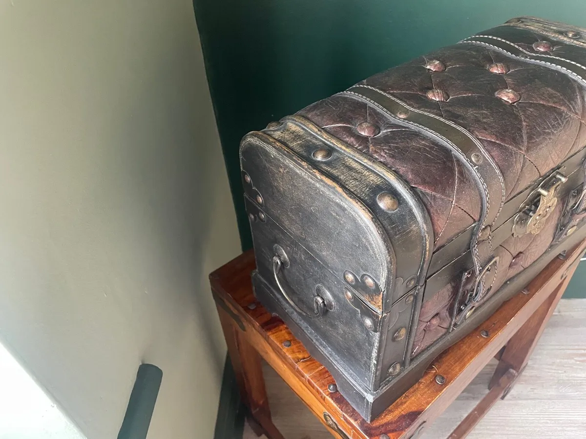 Antique chest - Image 2