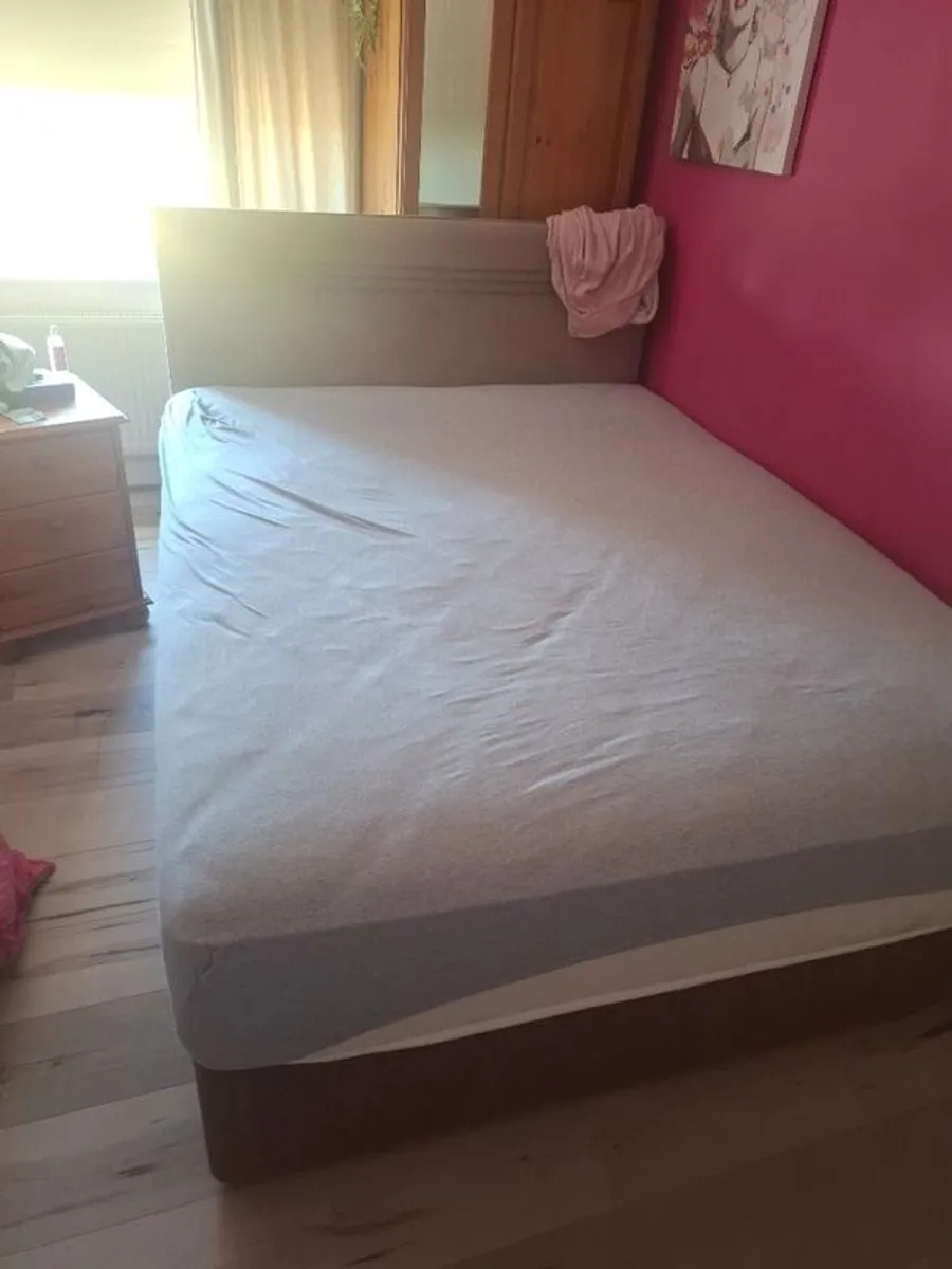 King bed - Image 1