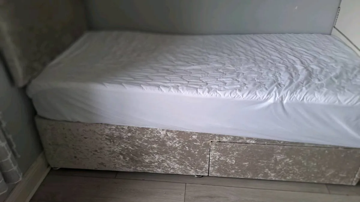 2 single divan beds with matresses - Image 1
