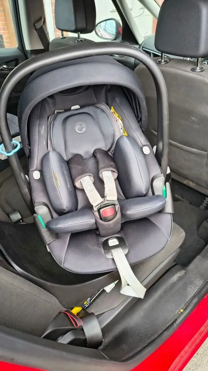 maxi Cosi pearl 360 car seat and base - Image 2