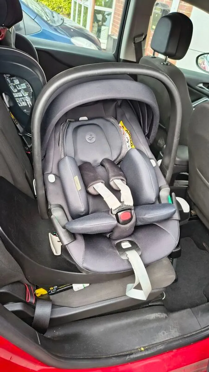 maxi Cosi pearl 360 car seat and base - Image 3