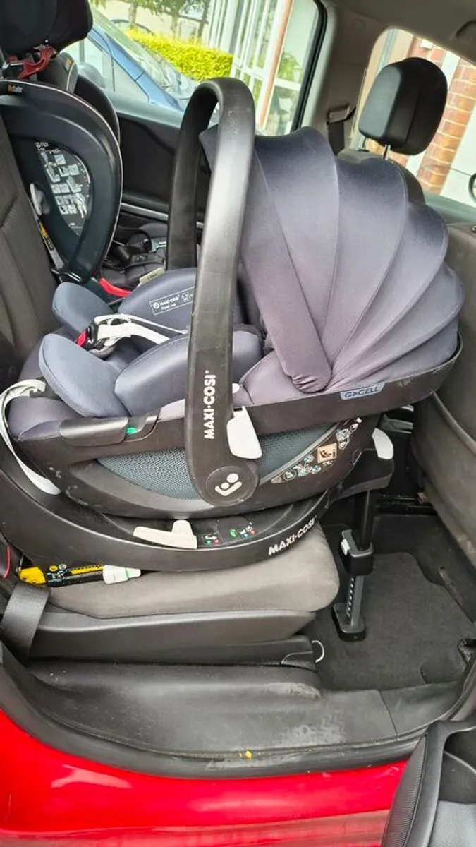 maxi Cosi pearl 360 car seat and base - Image 4