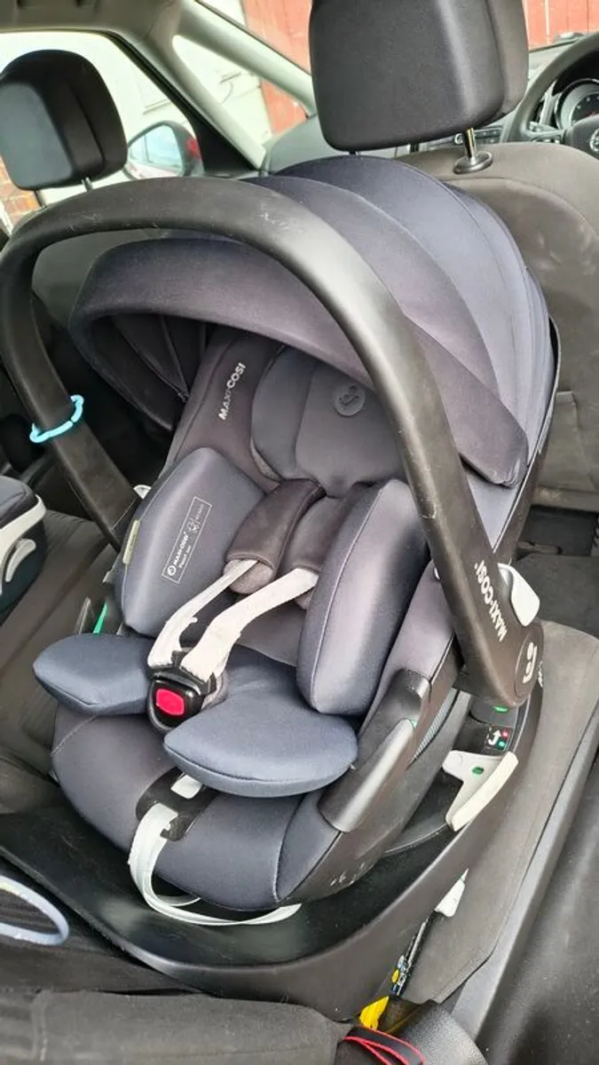 maxi Cosi pearl 360 car seat and base - Image 1
