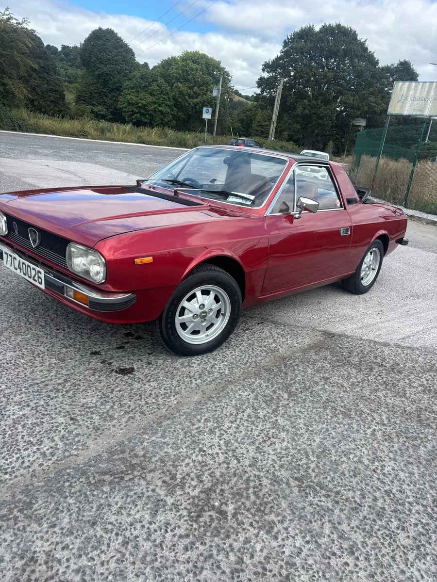Vintage car - Image 1