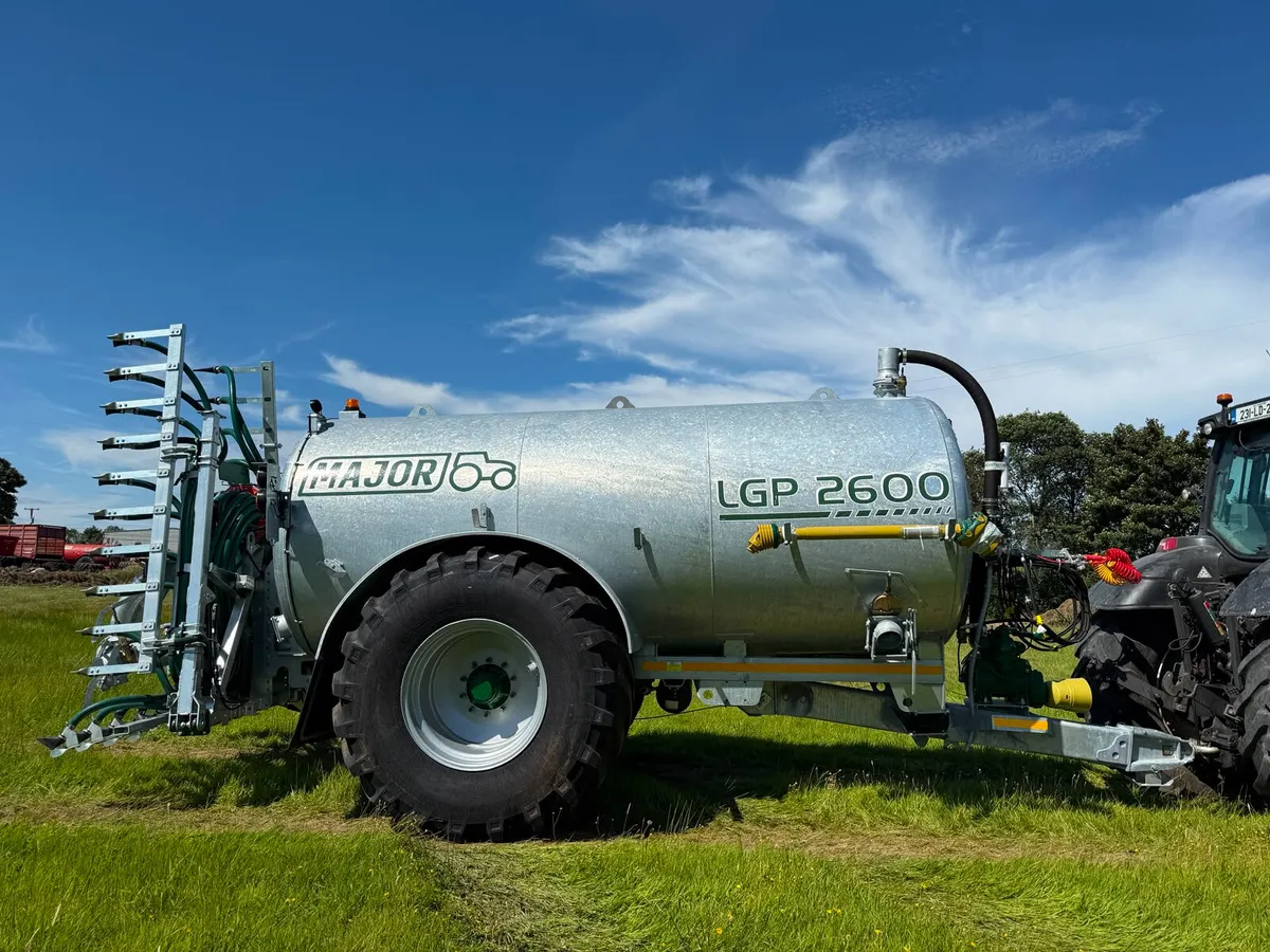 MAJOR 2600GL Tank with Trailing Shoe - Image 1