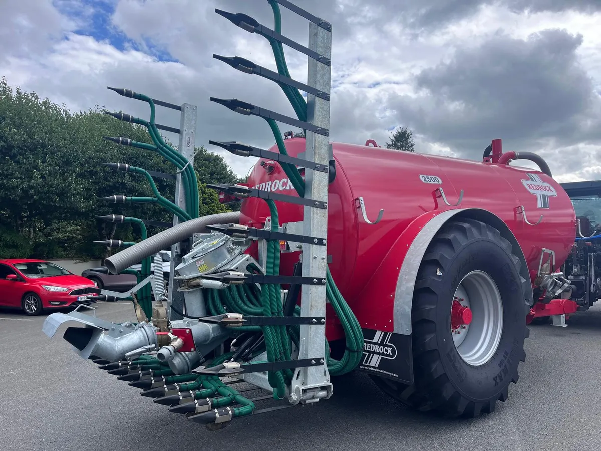 REDROCK 2500GL TANK WITH 7.5M TRAILING SHOE - Image 3