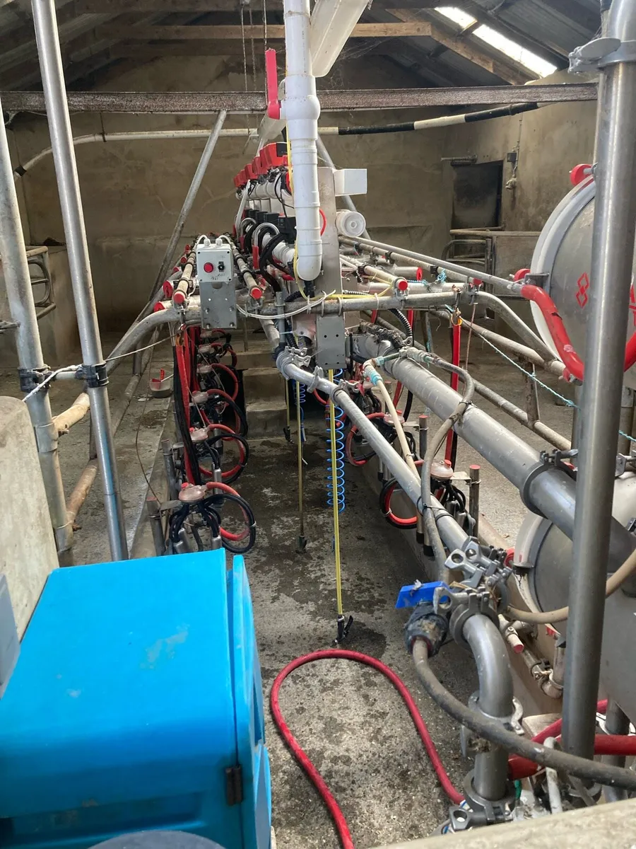 12 unit Pearson milking machine - Image 1