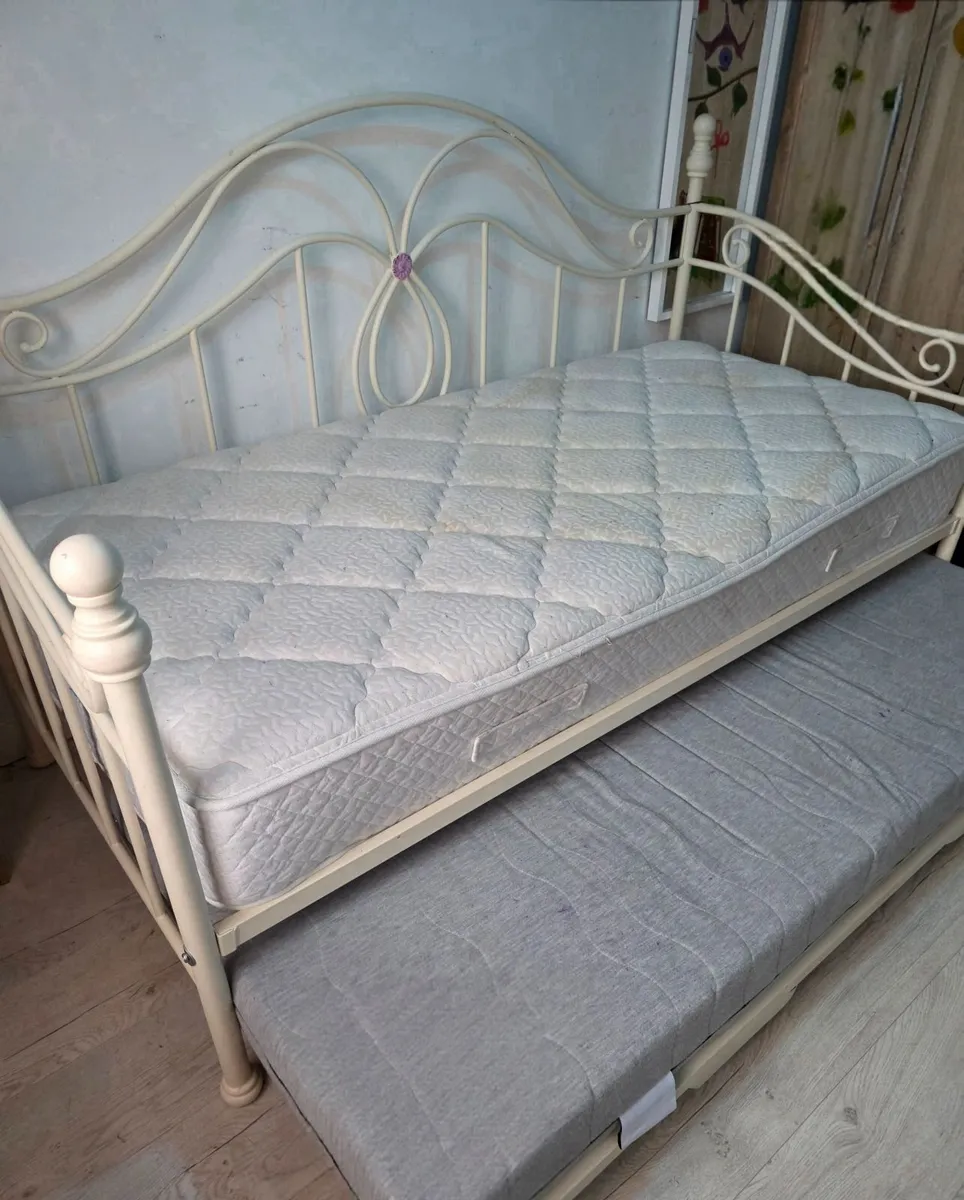 Metal day bed with pullout trundle - Image 4