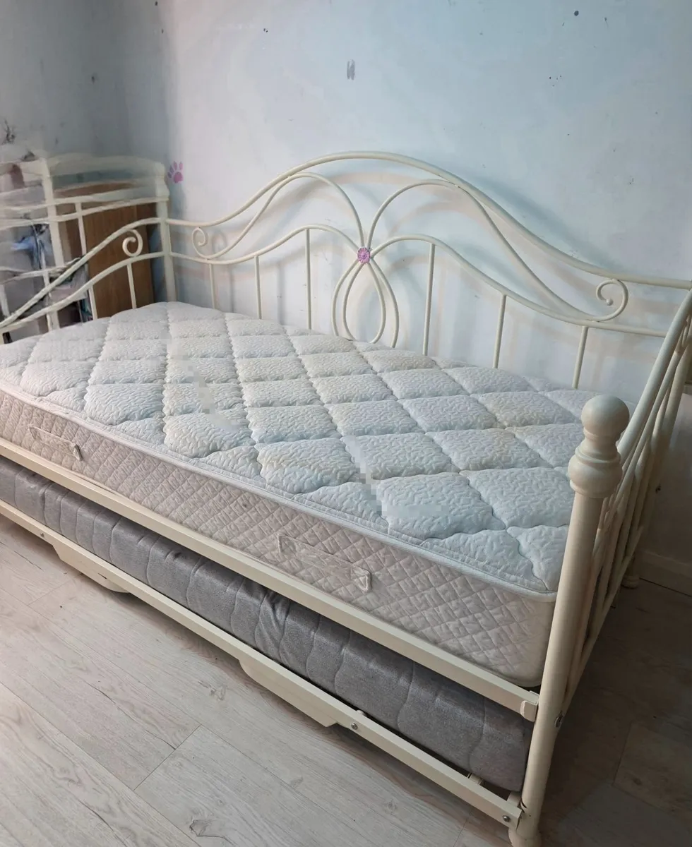 Metal day bed with pullout trundle - Image 2
