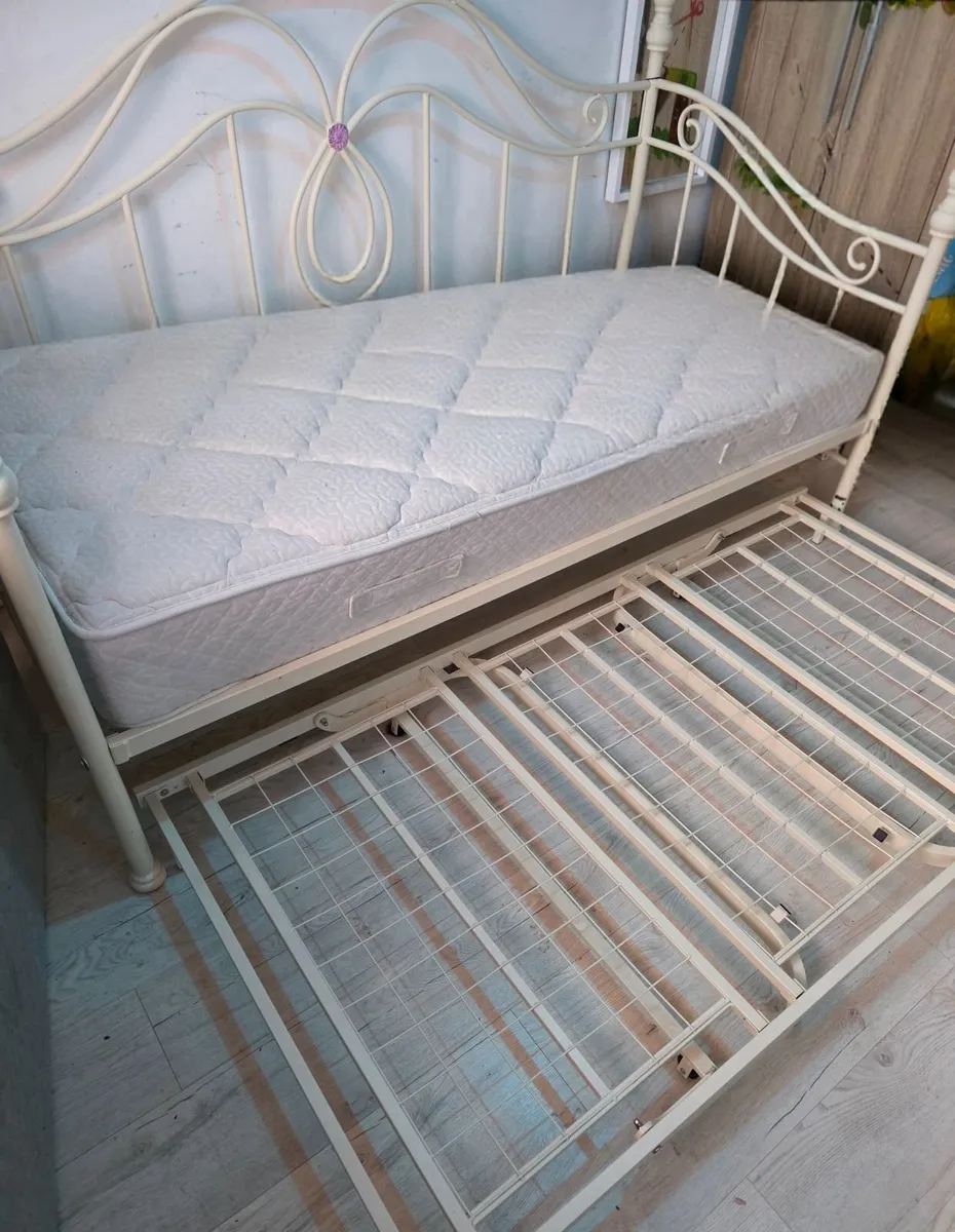 Metal day bed with pullout trundle - Image 1