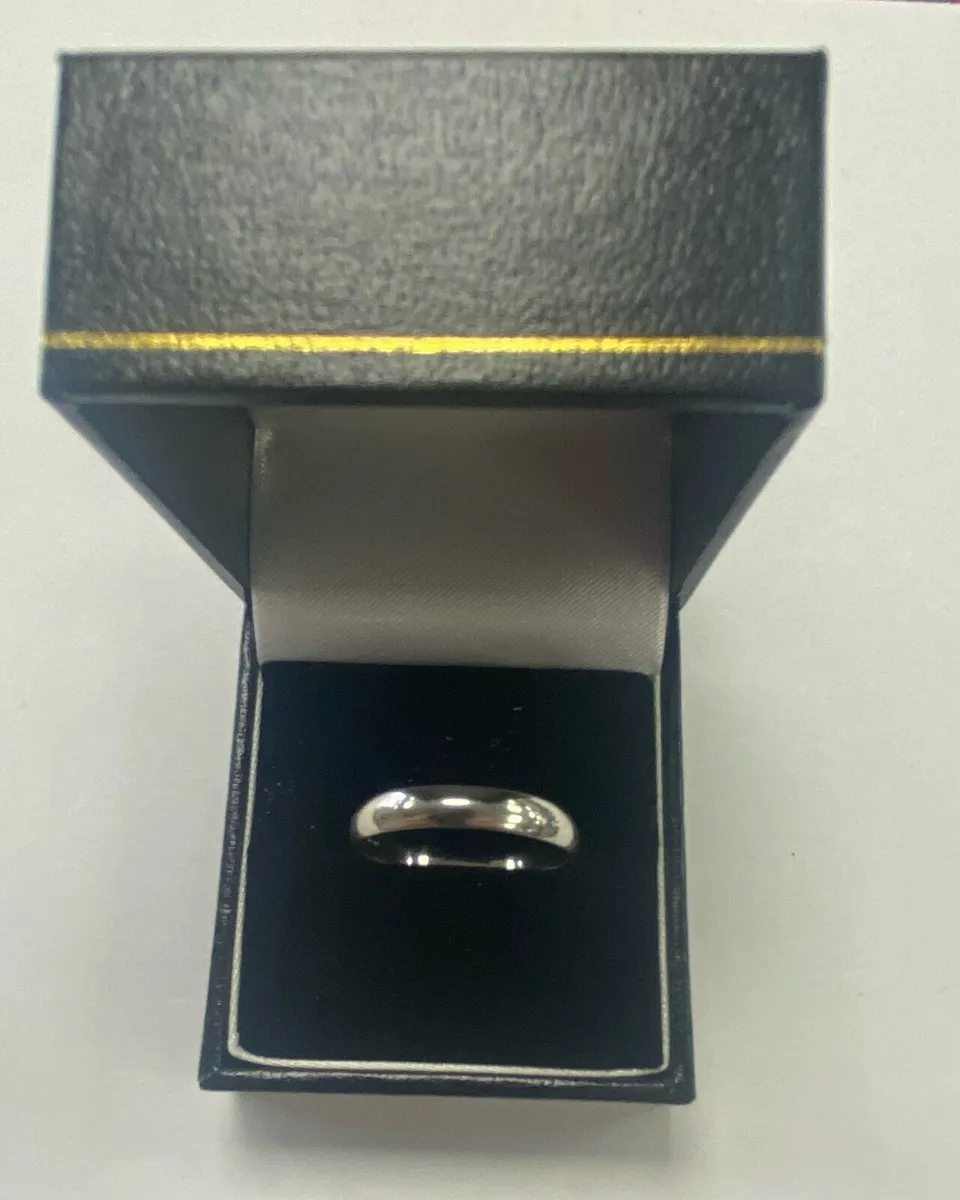 Platinum wedding band - Image 1