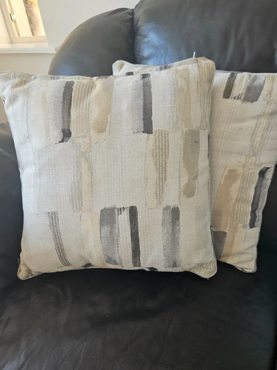Black white and gold Cushions - Image 3