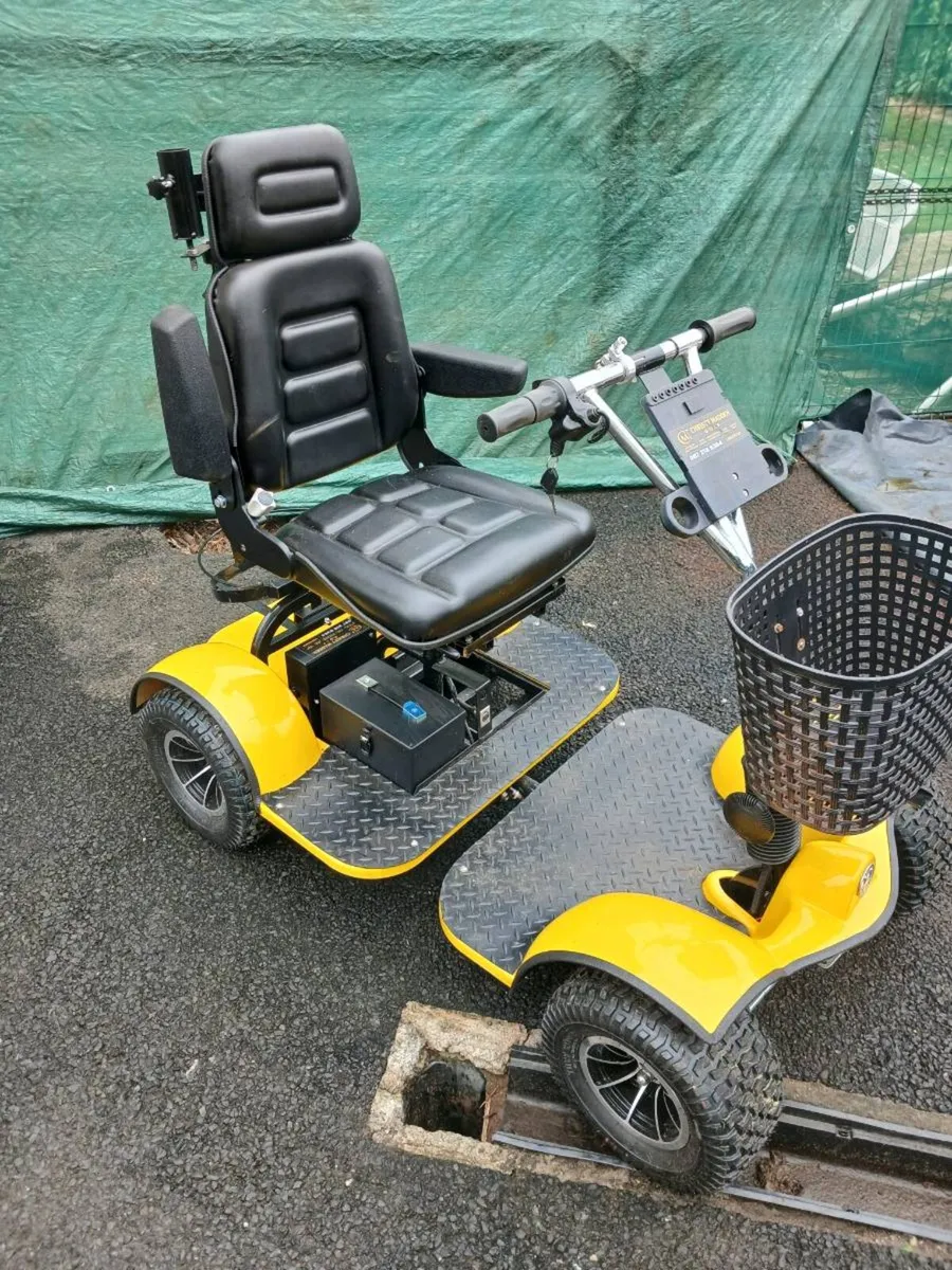 Single seat golf buggy - Image 1