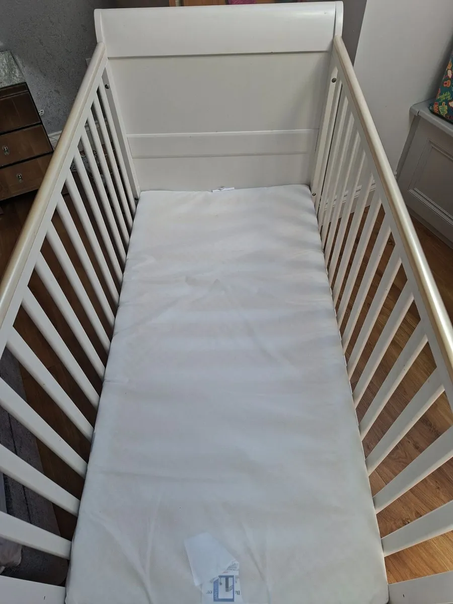 Mia Sleigh cot Mamas &Papas &mattress - Image 3