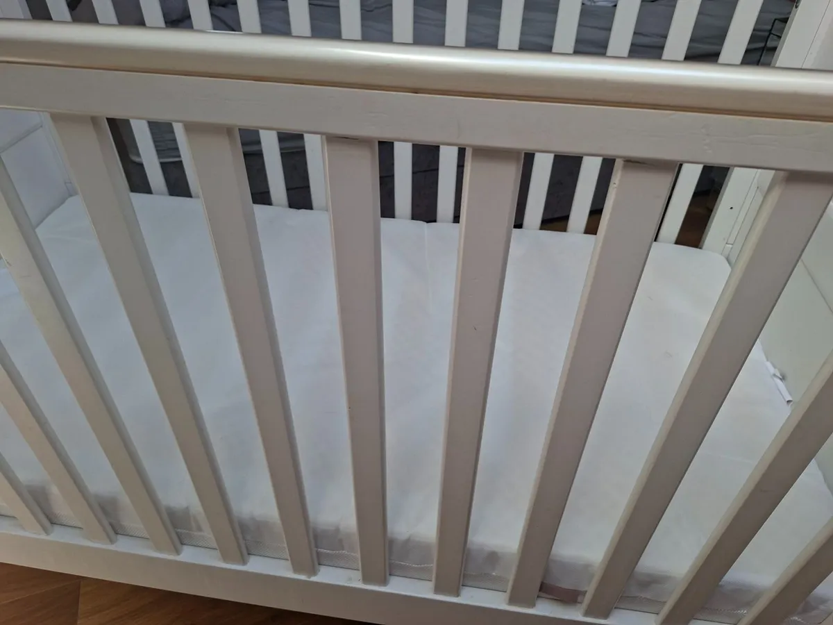 Sleigh cot Mamas &Papas &mattress - Image 4