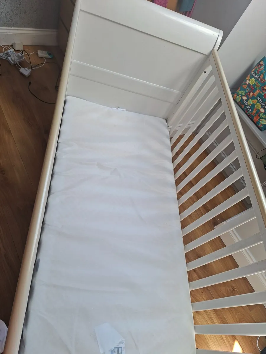Sleigh cot Mamas &Papas &mattress - Image 2