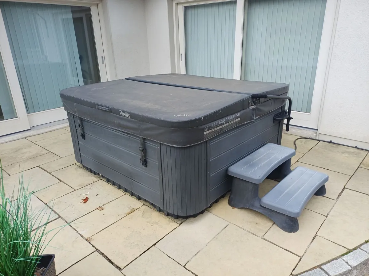Wellis Hot tub - Image 2