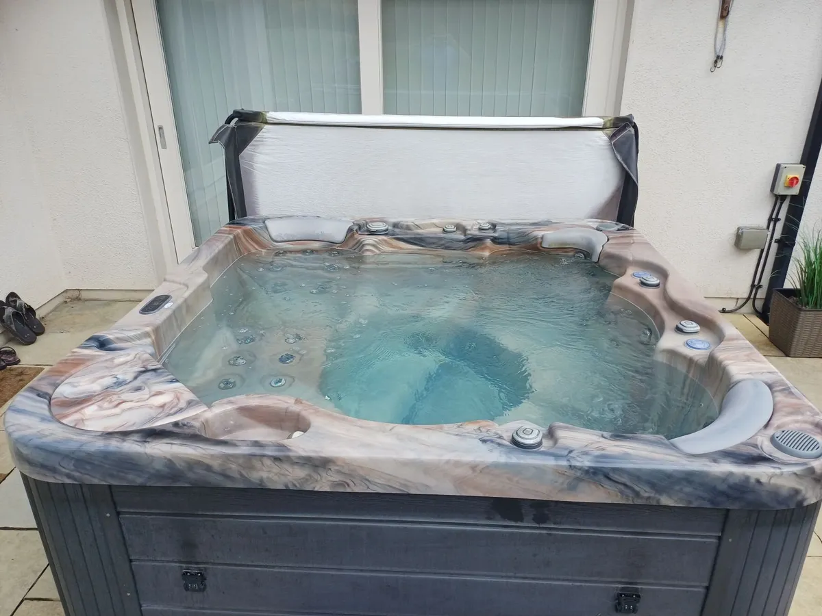 Wellis Hot tub - Image 1