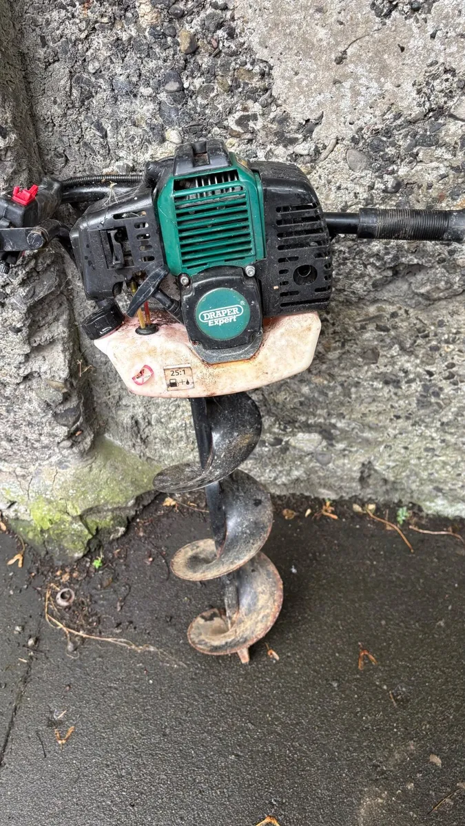 Portable petrol powered hole drilling hand operate - Image 1