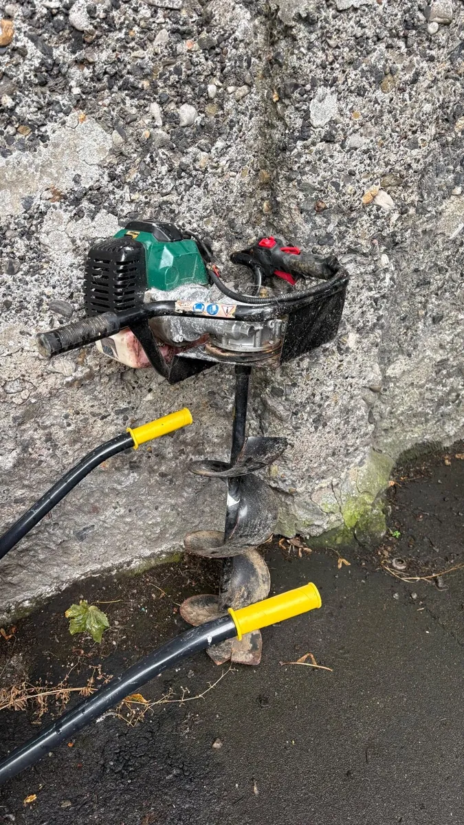 Portable petrol powered hole drilling hand operate - Image 2