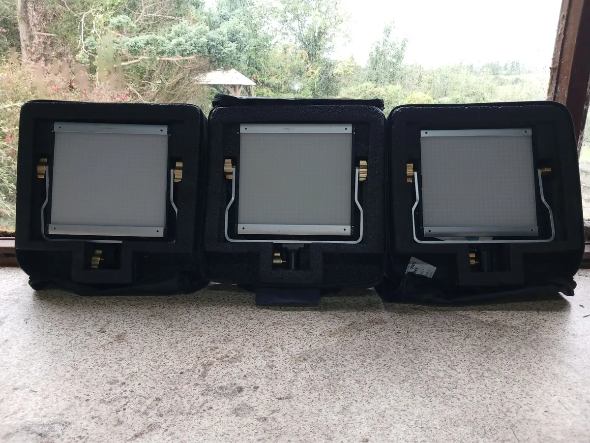 Free Photographic studio equipment - Image 3