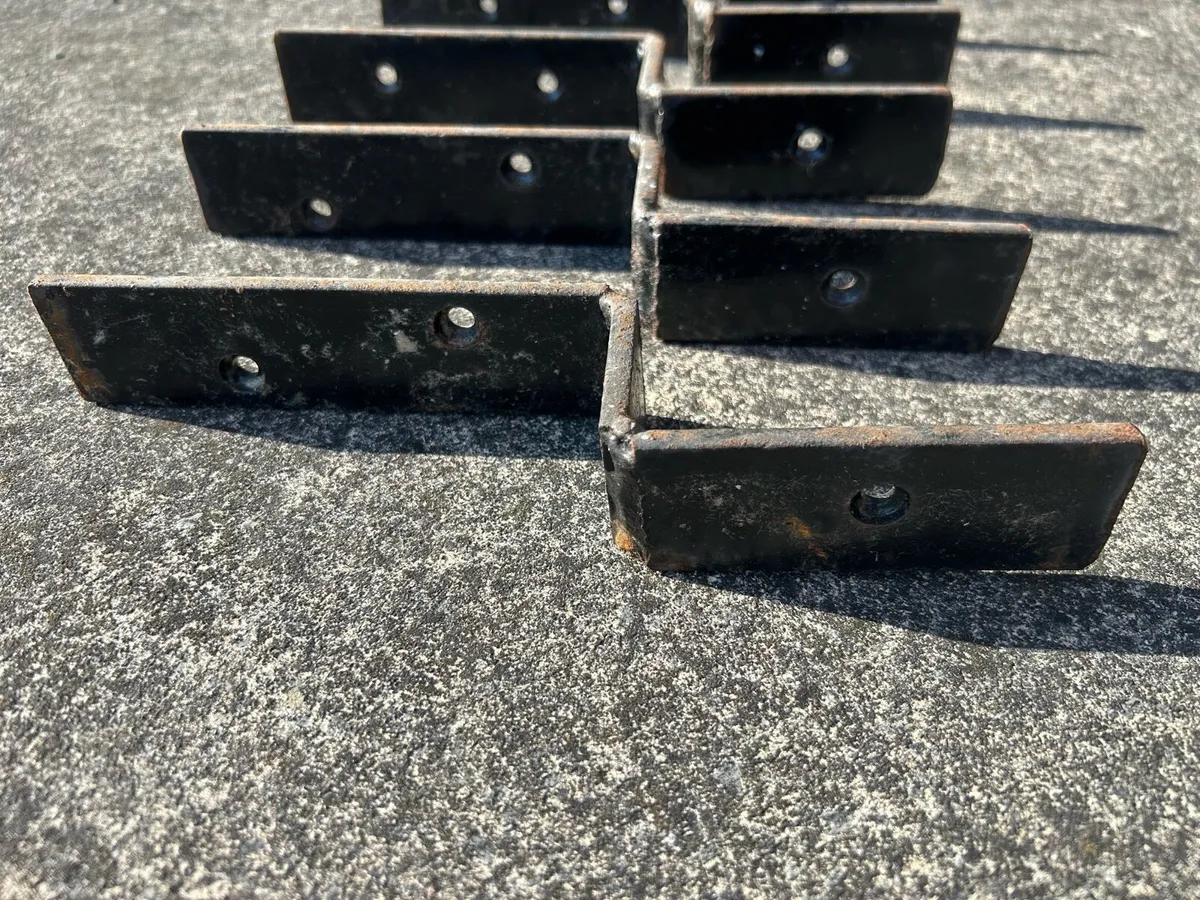 Steel angle brackets - Image 1