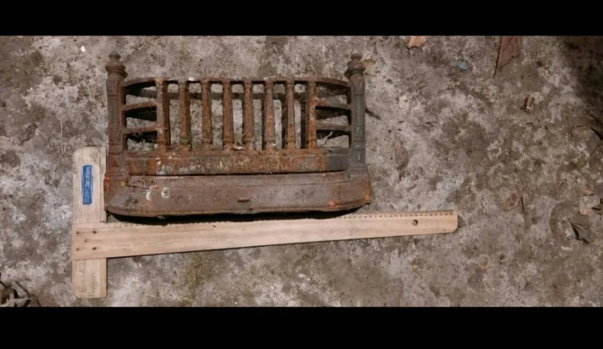 Original cast iron fire front. 2 pieces - Image 1