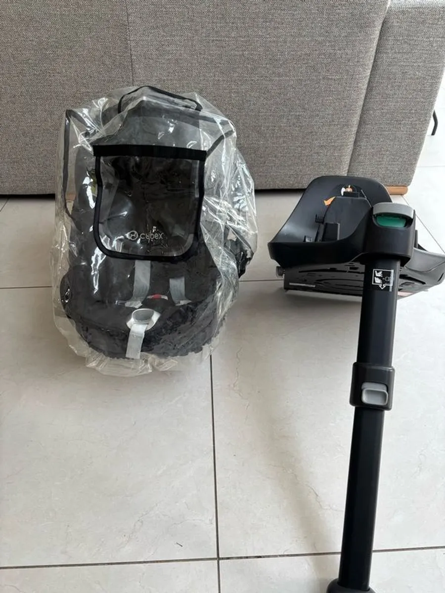 Cybex Cloud Z iSize Car Seat + Isofix Base + Rain Cover - Image 1