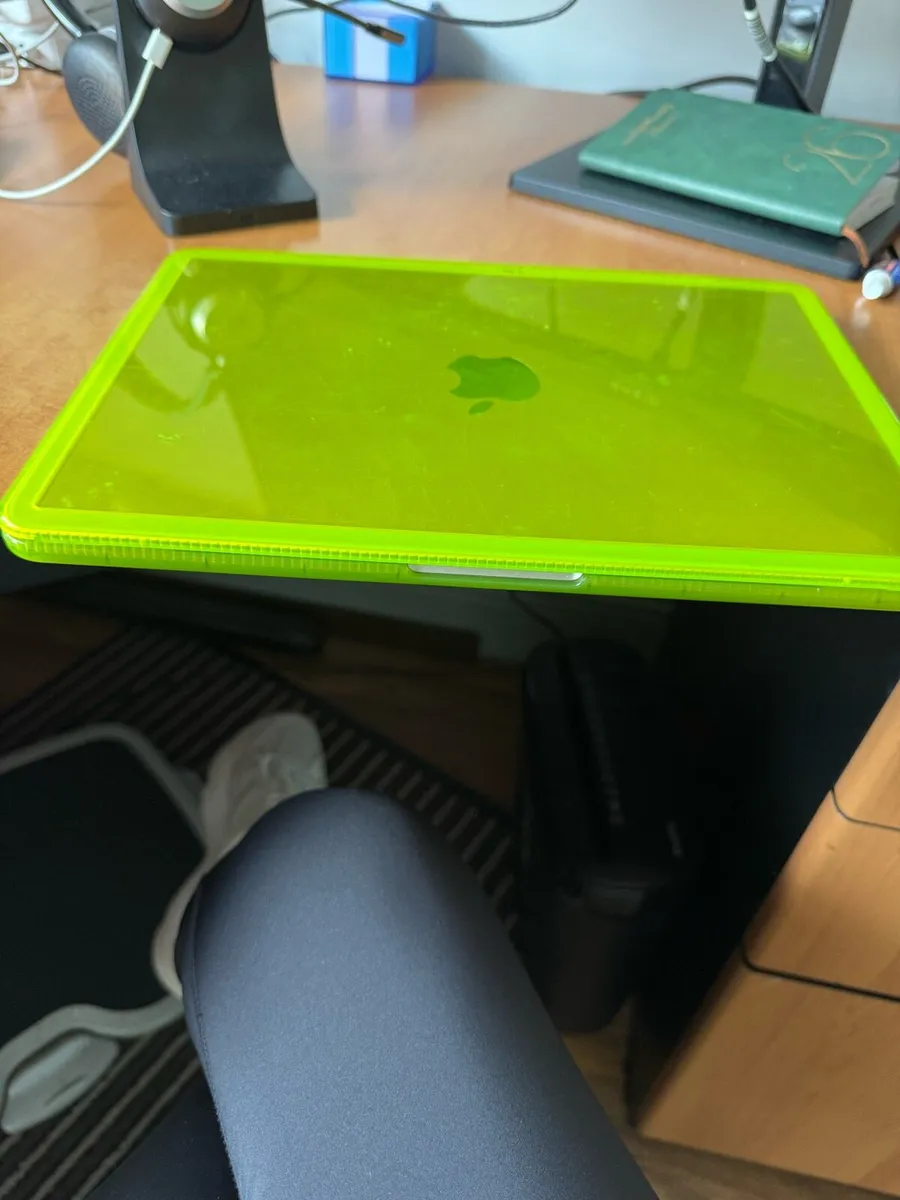 Apple MacBook Air - Image 2