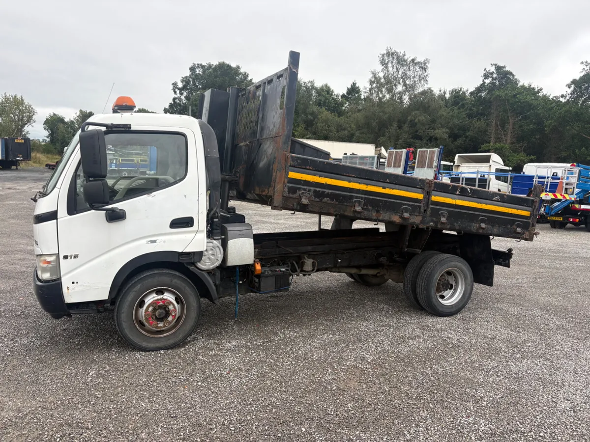 2010 Hino 300 7.5Ton Tipper - Image 3
