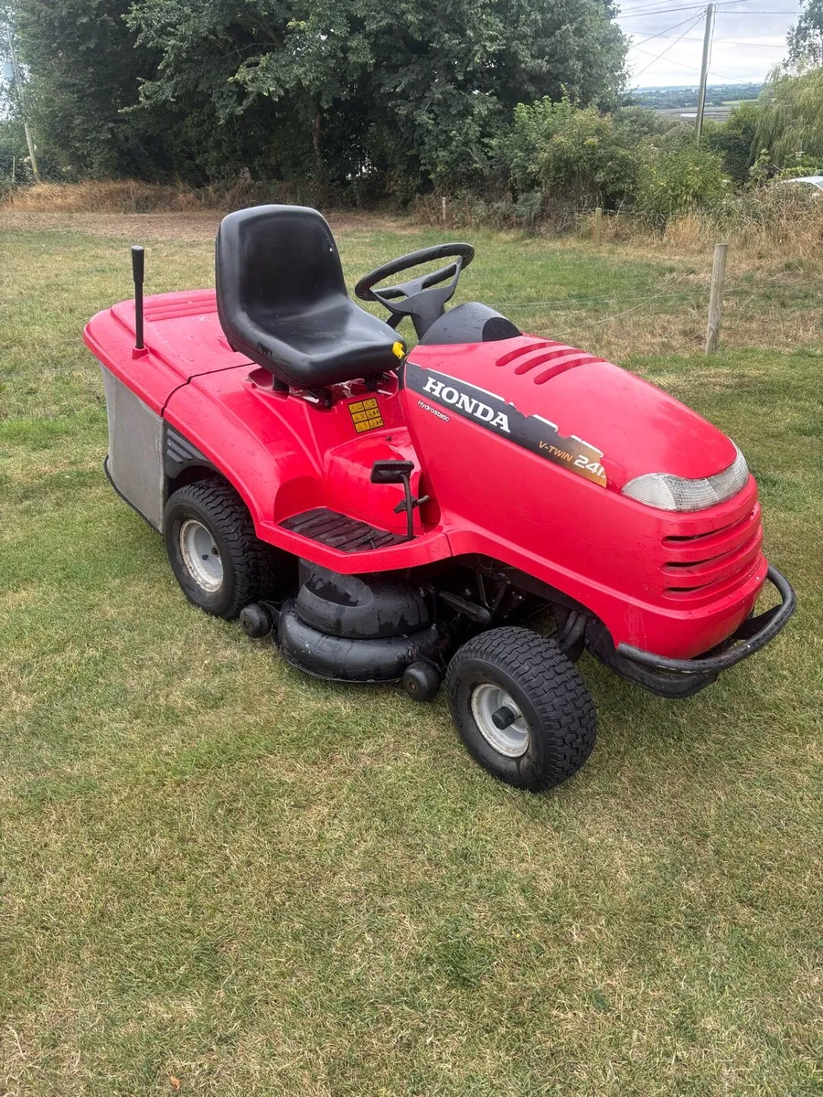 Honda ride on lawnmower - Image 1