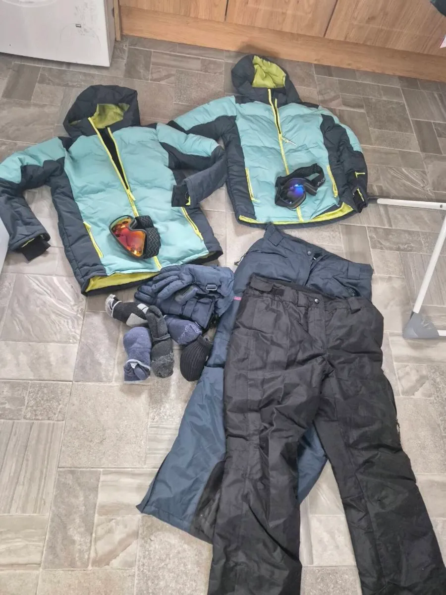 Skiing gear - Image 1