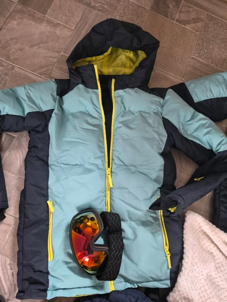 Skiing gear - Image 2