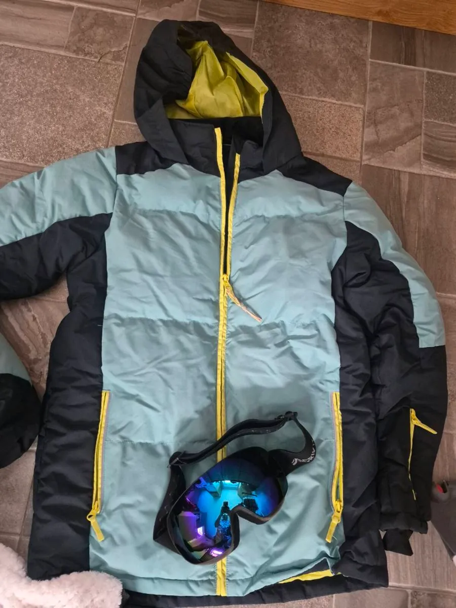 Skiing gear - Image 3
