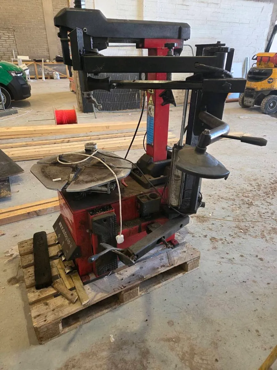 Tyre machine and balancer - Image 1