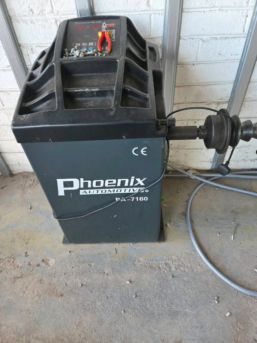 Tyre machine and balancer - Image 3