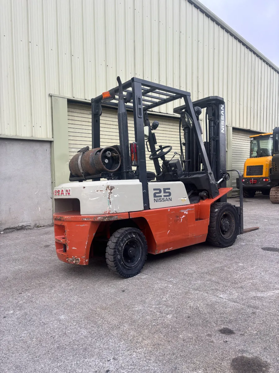 Nissan 25 Forklift - Image 3